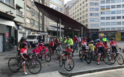 Ciclistas de todas as idades participaron na terceira marcha +BICI