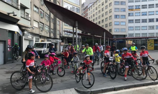 Ciclistas de todas as idades participaron na terceira marcha +BICI