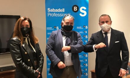Santiago Centro y el Banco Sabadell firman un acuerdo para apoyar en la captación de fondos de recuperación europeos