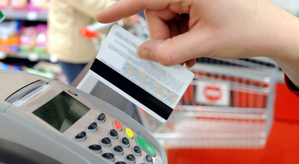 Os pagos sen contacto e con tarxeta xa representan o 80% do gasto en tendas físicas
